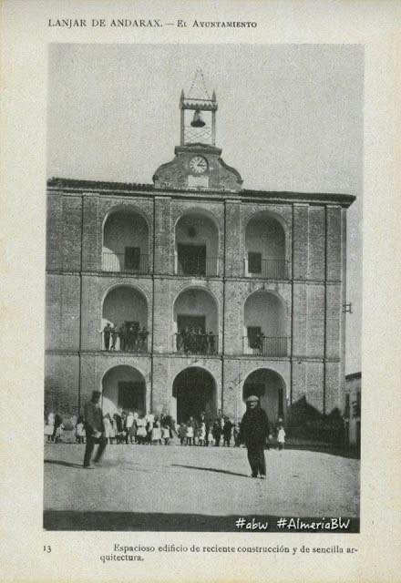 NUEVO ALCANTARILLADO DEL AYUNTAMIENTO Y CASAS COLINDANTES. Haga click aquí para acceder a la galería fotográfica.